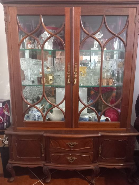 Cristaleira Queen Anne de 2 portas com 2 prateleiras