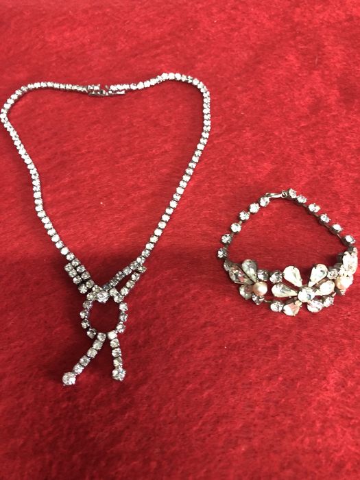 Conjunto de colar e pulseira.
