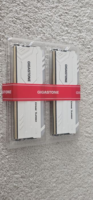 Kit 32GB (2x16GB) DDR4 Gigastone RGB 3600MHz CL18 Branco - Novo