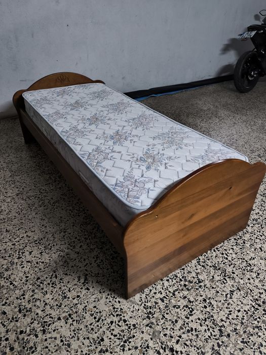 Cama de solteiro com colchão 1,80m X 0,90m