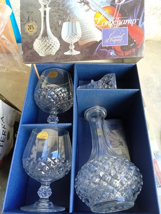 Copos e garrafa de cristal