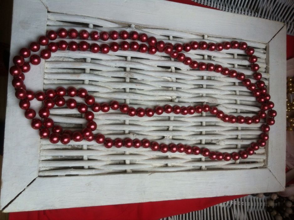 trzy naszyjniki rozne