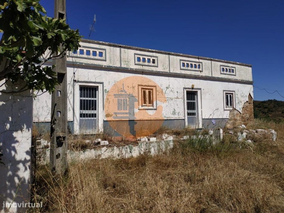 Moradia Isolada Com 18.240 M2 De Terreno Com Ármazem Para Reconstru...