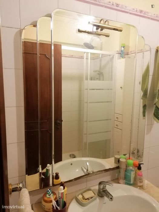 Quarto - localizado em Benfica Lisbon