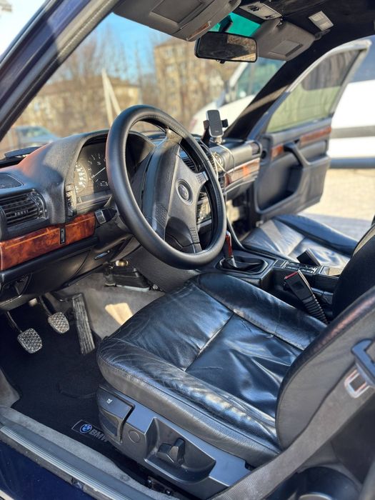 Продам BMW E32 735I