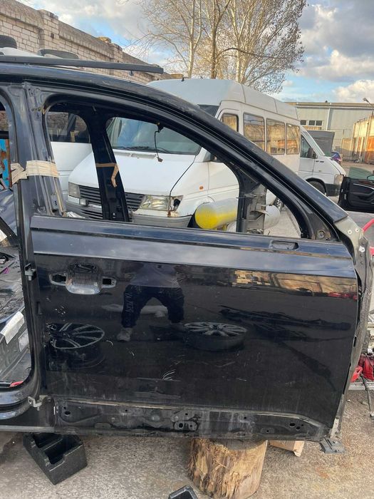 Дверь правая передняя Audi Q7 4m рест (небольшой дефект) 4M0831052G