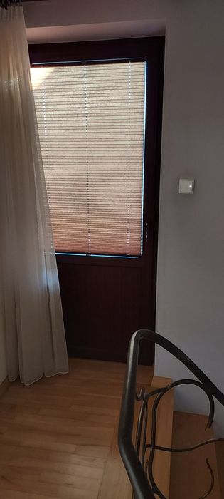 Okna i drzwi z demontarzu z plisami.