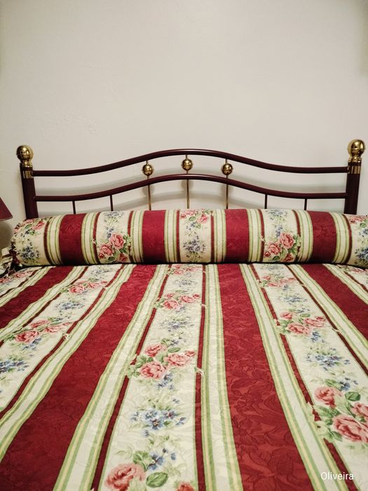 Cama de ferro, mesas cabeceira e candeeiros