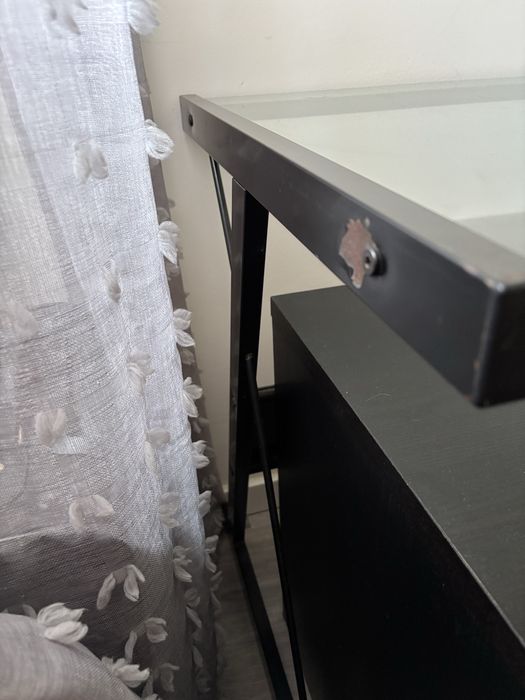 Mesa/Secretária de Vidro com Estrutura Metálica – Moderna e Elegante