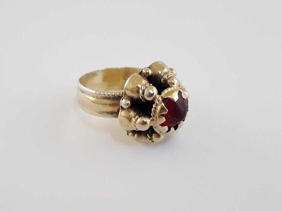 Srebrny pierścień z ozdobą stroju szlacheckiego z XVII wieku