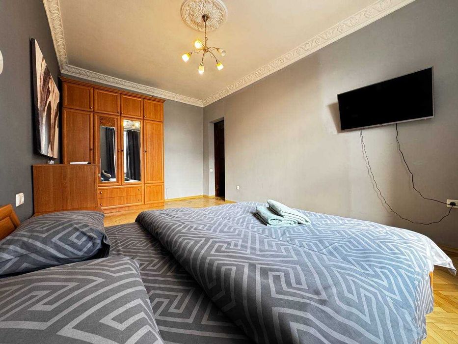 Оренда подобово сучасної 3к квартири, м. Палац Спорту (2 хвилини)