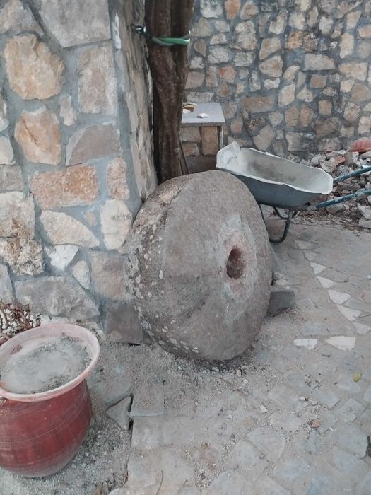 Mó de moinho antiga.