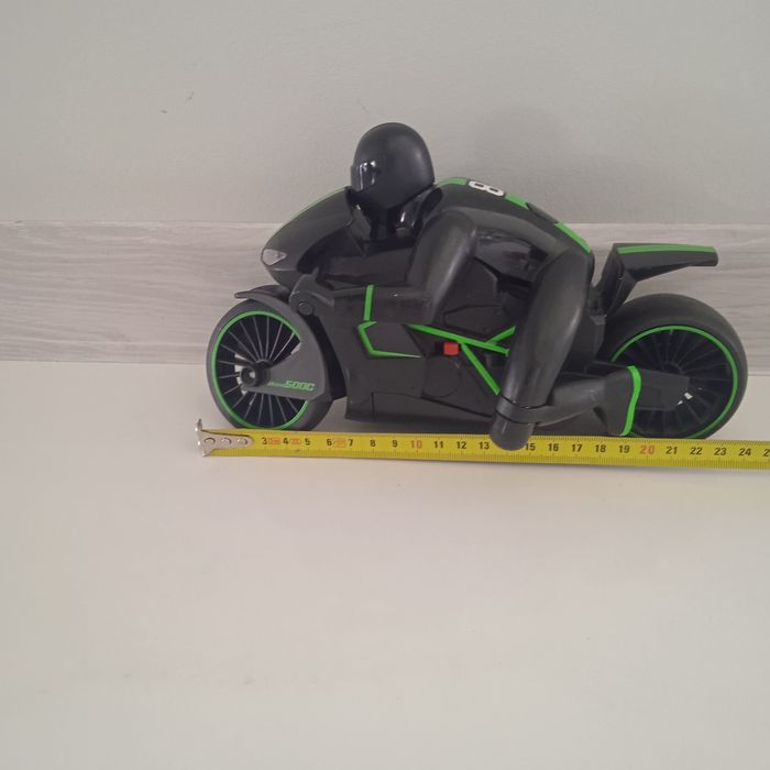 Motor ścigacz sterowan jak nowy  na akumulator,