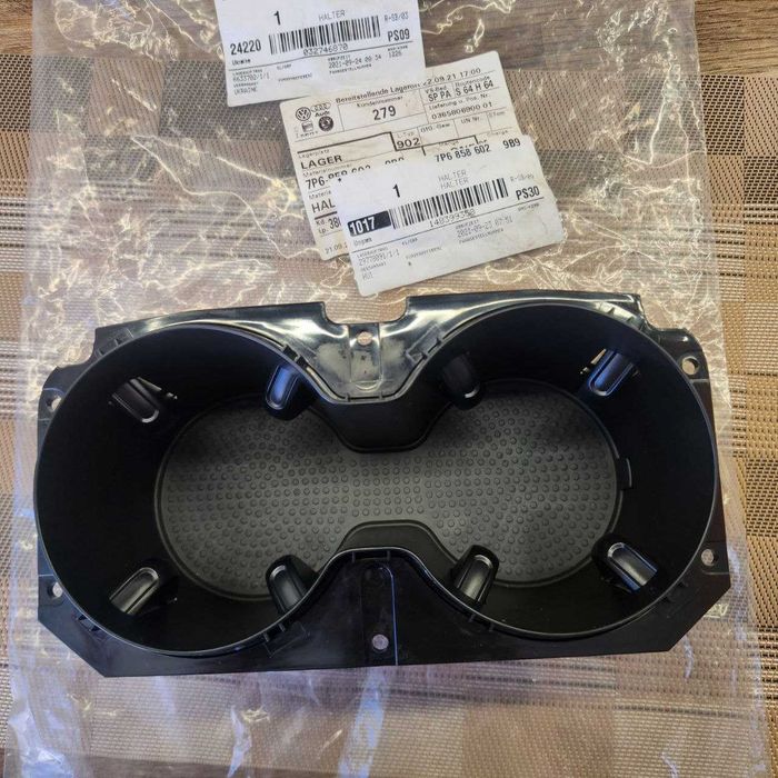 Подстаканник центральной консоли для VW Touareg 2010-2014 7P68586029B9