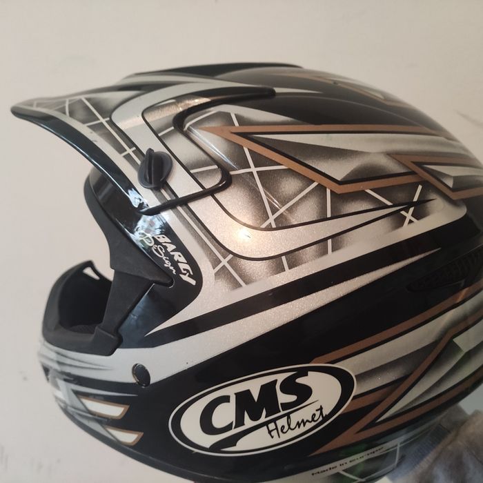 Capacete de mota para criança.