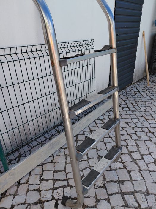 Escadas de piscina