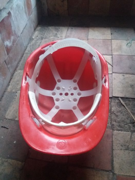 Строітельная каска новая.