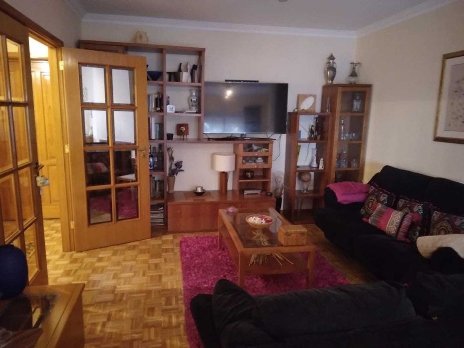 Aluga-se  T2+1.    St Ovídio