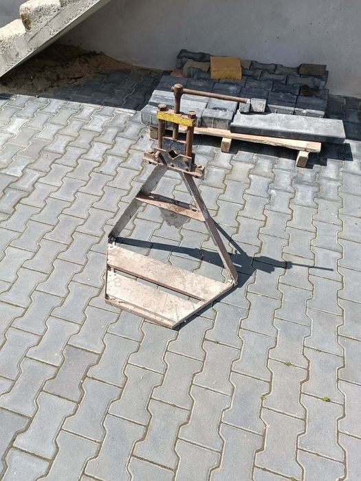 Lewarek i imadło do rur