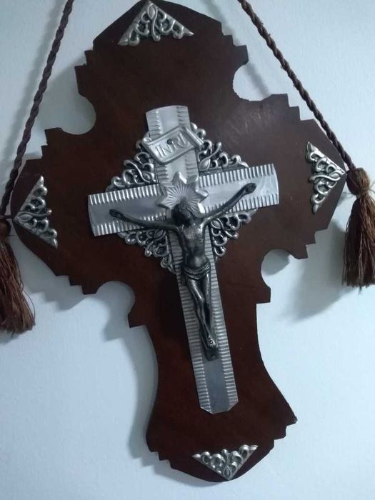 Crucifixo em madeira e Cristo em metal