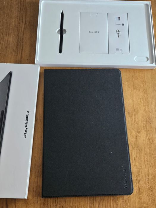 Samsung Galaxy Tab S8 Ultra com capa protecção
