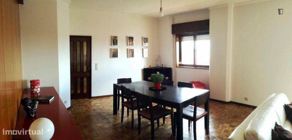 Quarto - localizado em Lordelo do Ouro Porto