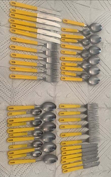 Talheres inox com cabos plásticos