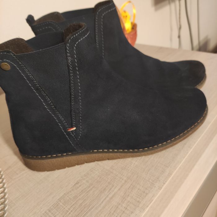 Sprzedam nowe buty ze skóry zamszowej