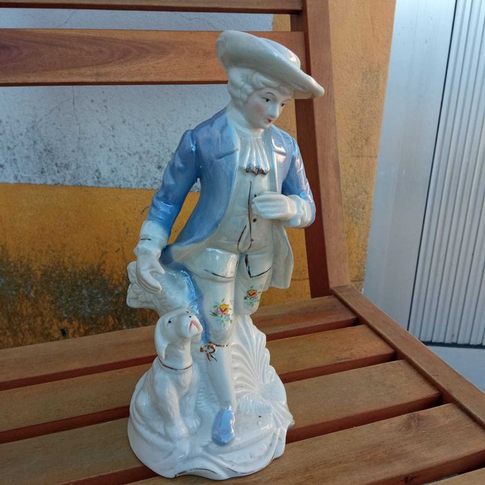 figura de loiça e boneca