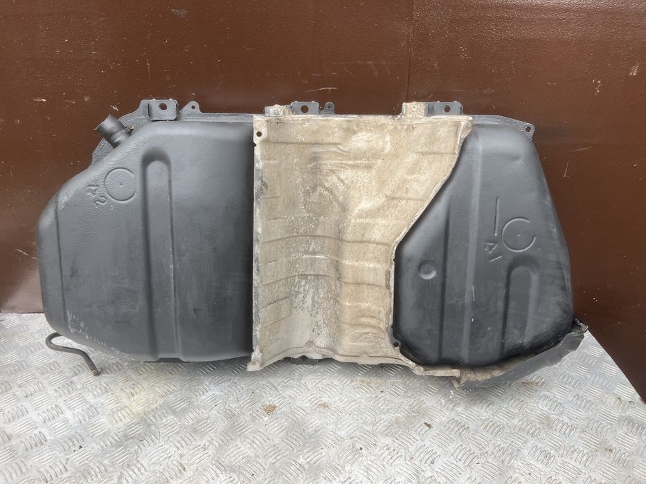 Бак бензобак тойота исис toyota isis platana год 06