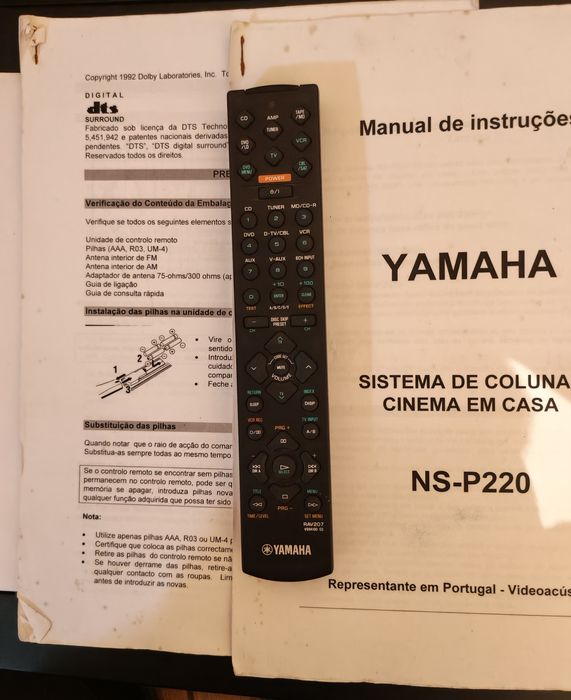 Amplificador Yamaha com subwoofer e suportes com coluna s traseiras