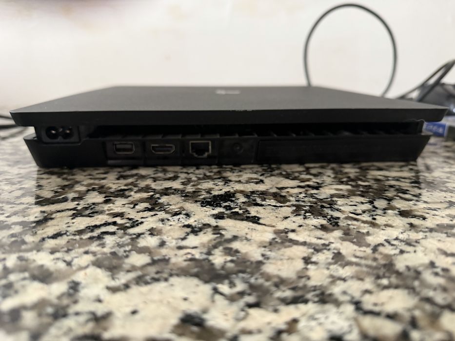Playstation 4 com 500gb de memoria usada