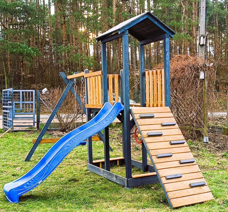 Plac zabaw sz.84 dł.160 domek z tarasem, ślizg, huśtawka, piaskownica