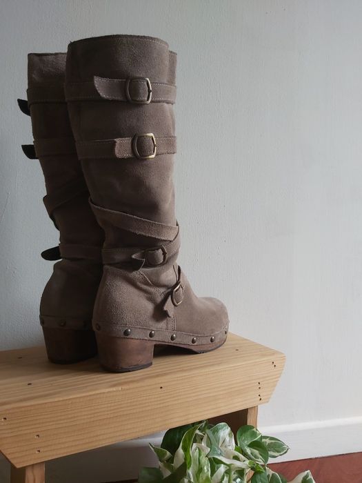 Botas de cano alto e pele