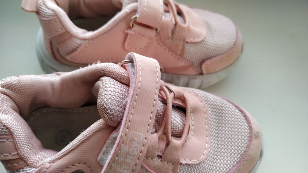 Кросівки на дівчинку