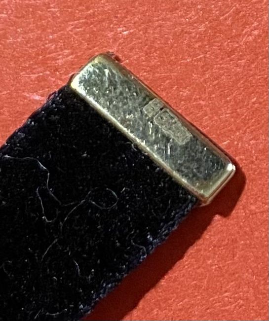 Золоте кольє з оксамитом