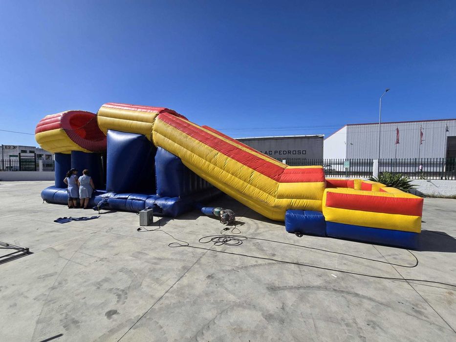 Insuflável Gigante com Obstáculos e Escorrega