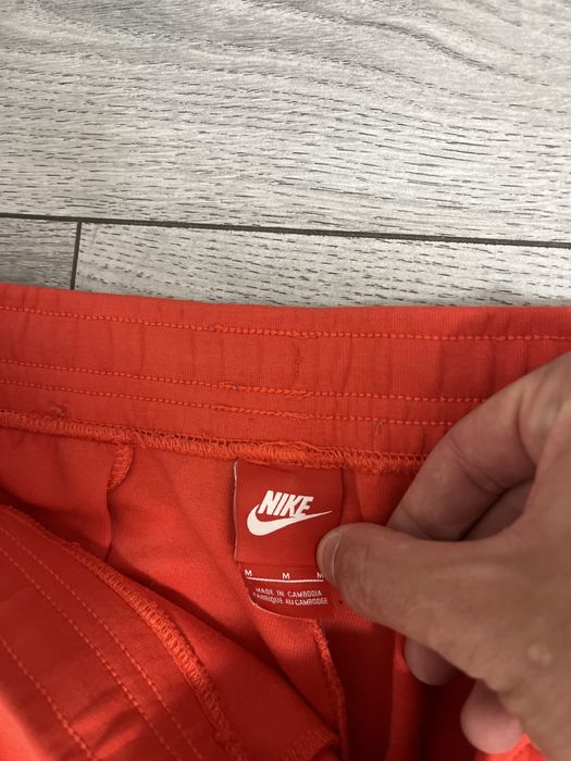 Червоні штани Nike