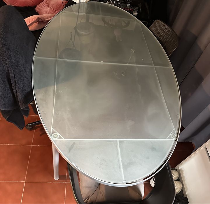 Mesa de vidro e armação em metal em bom estado