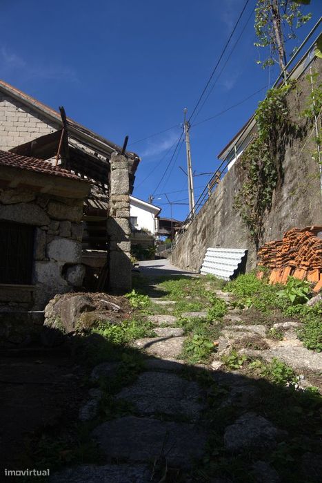 Moradia de Pedra com Terreno – Chamoim, Terras de Bouro