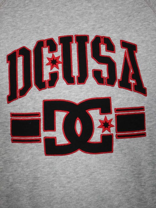 Szara bluza DC Usa z czarnym czerwonym haft logo grey crewneck