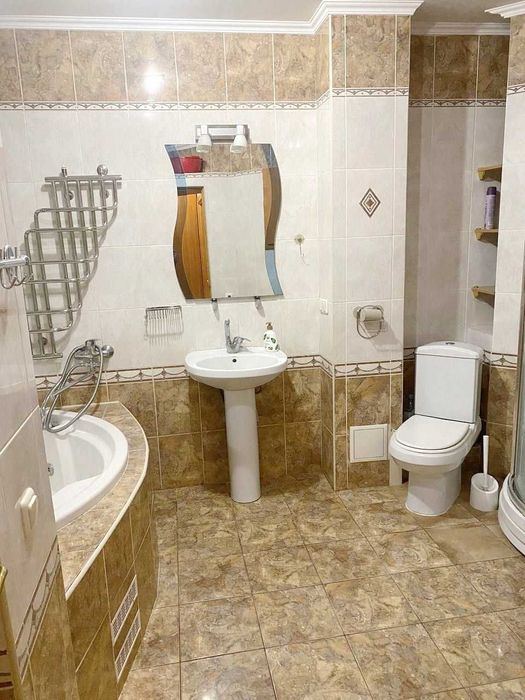 Продам квартиру Святошинська площа 1. метро Житомирська