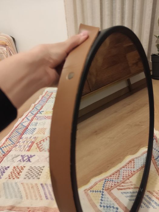 Espelho 50cm diâmetro em ferro preto e couro sintético castanho