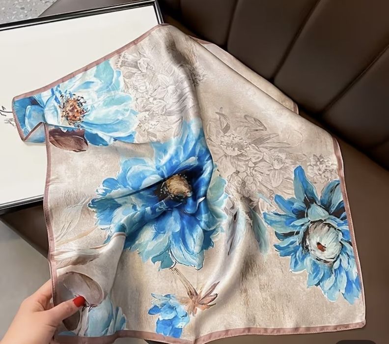 Jedwabna niebiesko beżowa apaszka 100% silk seide.