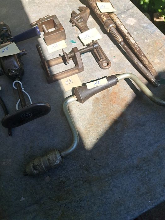 Разводные ключи, струбцины, дрели, плоскогубцы.