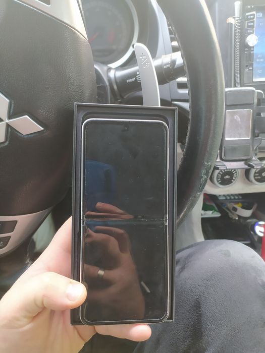 Продам Самсугнг z flip 3 8-256g