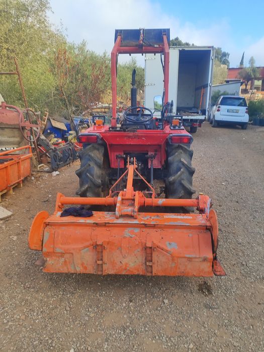 Trator Yanmar com carregador frontal
