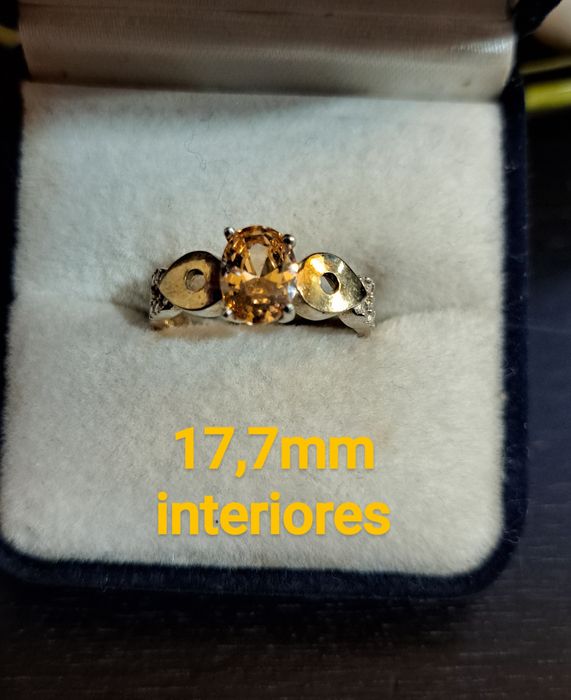 Anel em prata e ouro contrastado.