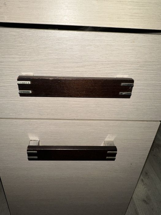 Brazowe biurko ma lekkie slady uzytkowania