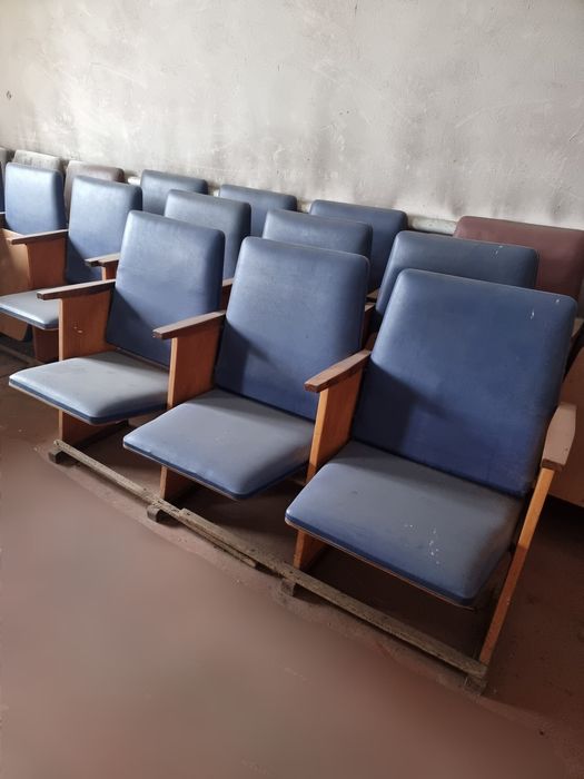 Крісла секційні , складні для глядацьких , актових залів .